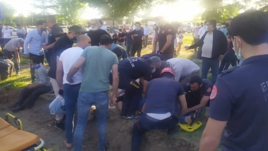 Elazığ'da minibüs, otomobil ve motosiklet kaza yaptı: 19 yaralı