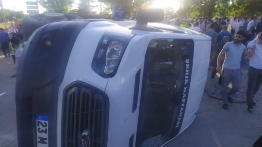 Elazığ'da minibüs, otomobil ve motosiklet kaza yaptı: 19 yaralı