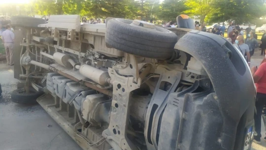 Elazığ'da minibüs, otomobil ve motosiklet kaza yaptı: 19 yaralı