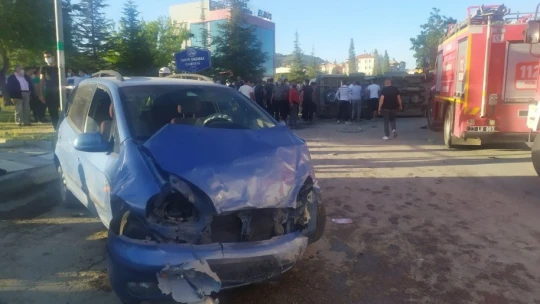 Elazığ'da minibüs, otomobil ve motosiklet kaza yaptı: 19 yaralı