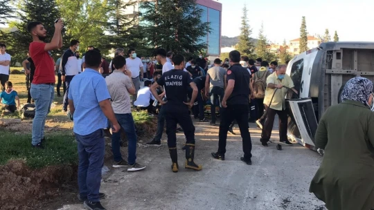 Elazığ'da minibüs, otomobil ve motosiklet kaza yaptı: 19 yaralı