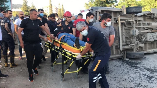 Elazığ'da minibüs, otomobil ve motosiklet kaza yaptı: 19 yaralı