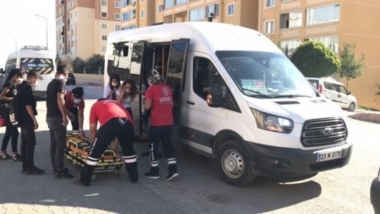 Elazığ'da minibüsten düşen kadın yaralandı