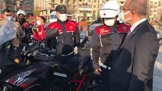 Elazığ'da motosiklet sürücülerine kask dağıtıldı