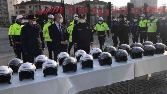 Elazığ'da motosiklet sürücülerine kask dağıtıldı
