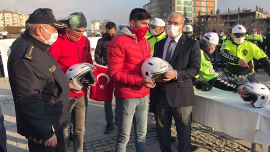 Elazığ'da motosiklet sürücülerine kask dağıtıldı
