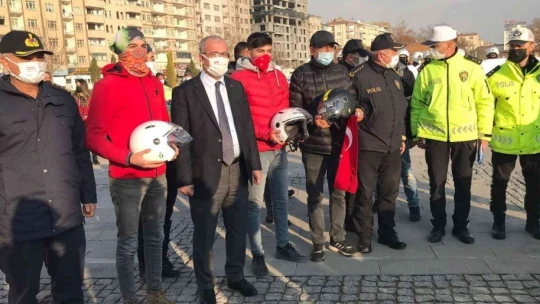 Elazığ'da motosiklet sürücülerine kask dağıtıldı