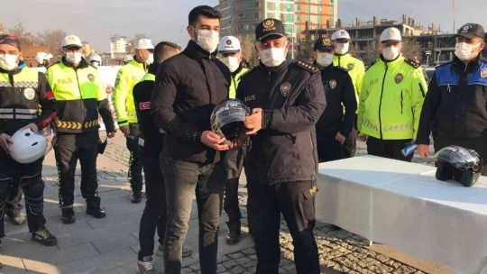 Elazığ'da motosiklet sürücülerine kask dağıtıldı