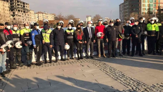 Elazığ'da motosiklet sürücülerine kask dağıtıldı