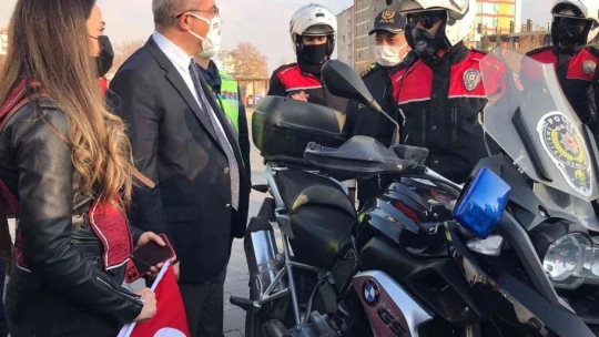 Elazığ'da motosiklet sürücülerine kask dağıtıldı