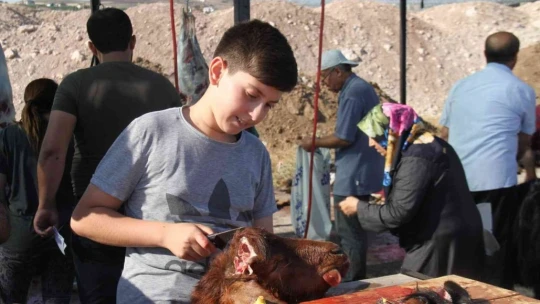 Elazığ'da namazdan çıkan vatandaşlar kurbanlarını kesti