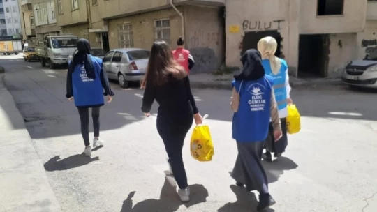 Elazığ'da öğrenciler hazırladıkları erzak kolilerini dağıttı