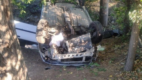 Elazığ'da otomobil bahçeye uçtu:1 ölü,2 yaralı