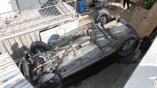 Elazığ'da otomobil bahçeye uçup ters döndü: 4 yaralı