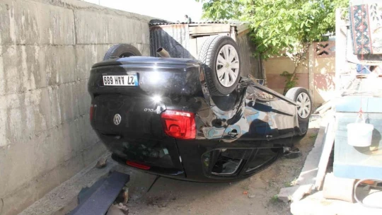 Elazığ'da otomobil bahçeye uçup ters döndü: 4 yaralı