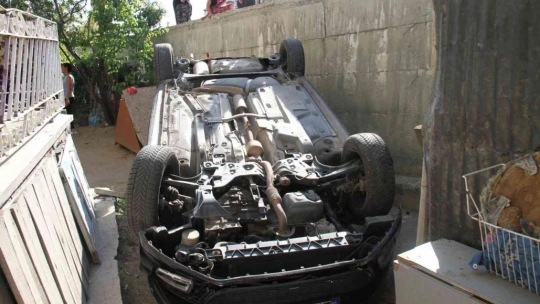 Elazığ'da otomobil bahçeye uçup ters döndü: 4 yaralı