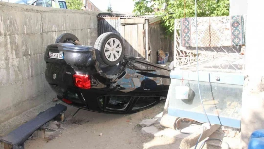 Elazığ'da otomobil bahçeye uçup ters döndü: 4 yaralı