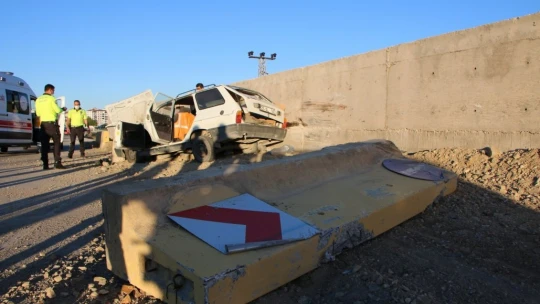 Elazığ'da otomobil beton bariyere çarptı:1 ölü, 2 yaralı