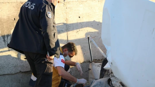 Elazığ'da otomobil beton bariyere çarptı:1 ölü, 2 yaralı
