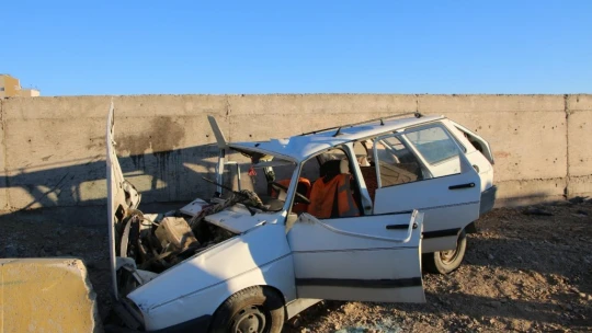 Elazığ'da otomobil beton bariyere çarptı:1 ölü, 2 yaralı