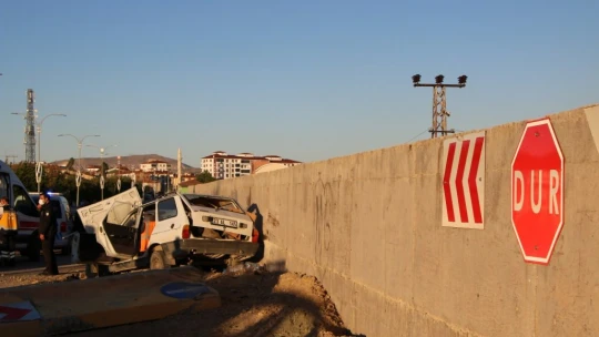 Elazığ'da otomobil beton bariyere çarptı:1 ölü, 2 yaralı