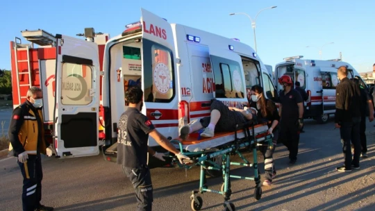 Elazığ'da otomobil beton bariyere çarptı:1 ölü, 2 yaralı