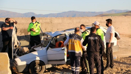 Elazığ'da otomobil beton bariyere çarptı:1 ölü, 2 yaralı