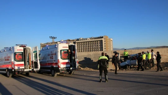 Elazığ'da otomobil beton bariyere çarptı:1 ölü, 2 yaralı