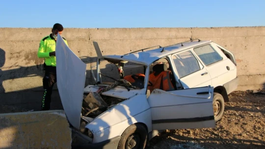 Elazığ'da otomobil beton bariyere çarptı:1 ölü, 2 yaralı