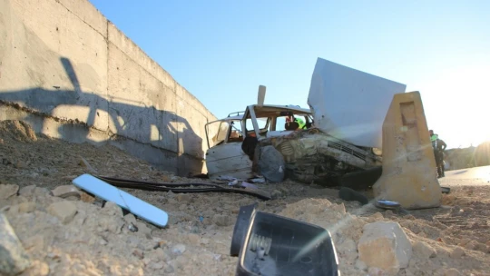 Elazığ'da otomobil beton bariyere çarptı:1 ölü, 2 yaralı