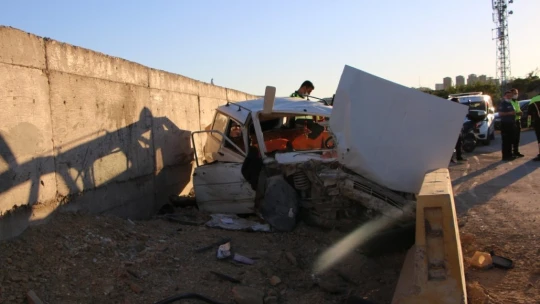Elazığ'da otomobil beton bariyere çarptı:1 ölü, 2 yaralı