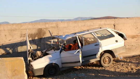 Elazığ'da otomobil beton bariyere çarptı:1 ölü, 2 yaralı