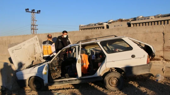 Elazığ'da otomobil beton bariyere çarptı:1 ölü, 2 yaralı