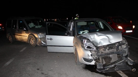Elazığ'da otomobil ile hafif ticari araç çarpıştı