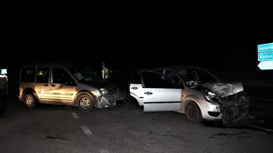 Elazığ'da otomobil ile hafif ticari araç çarpıştı