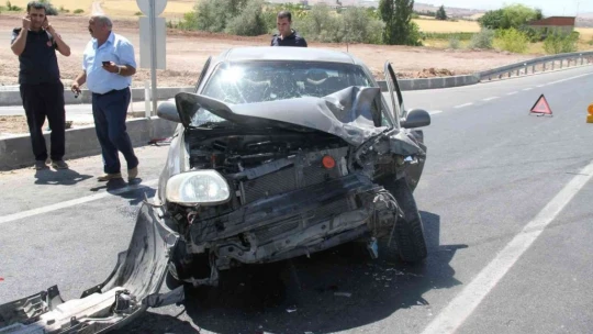 Elazığ'da otomobil kırmızı ışıkta duran araca çarptı: 5 yaralı