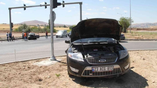 Elazığ'da otomobil kırmızı ışıkta duran araca çarptı: 5 yaralı
