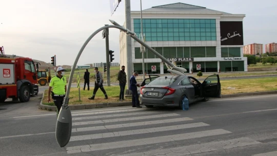 Elazığ'da otomobilin, çarptığı direk devrildi:1 yaralı