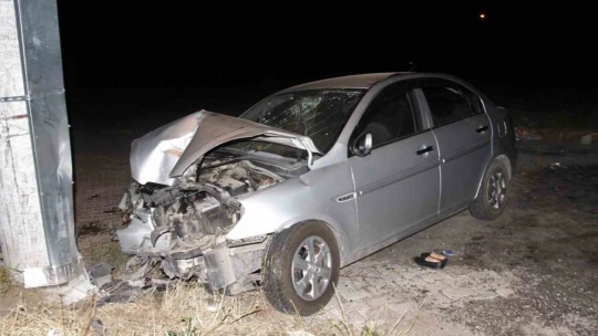 Elazığ'da otomobiliyle direğe çarpan sürücü hayatını kaybetti