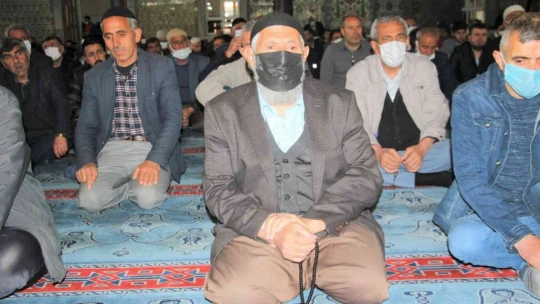 Elazığ'da Ramazan ayının ilk cuma namazında camiler doldu
