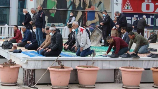 Elazığ'da Ramazan ayının ilk cuma namazında camiler doldu