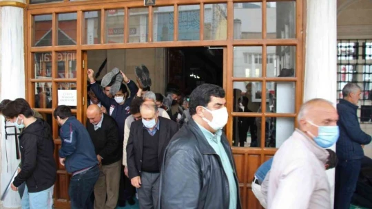 Elazığ'da Ramazan ayının ilk cuma namazında camiler doldu