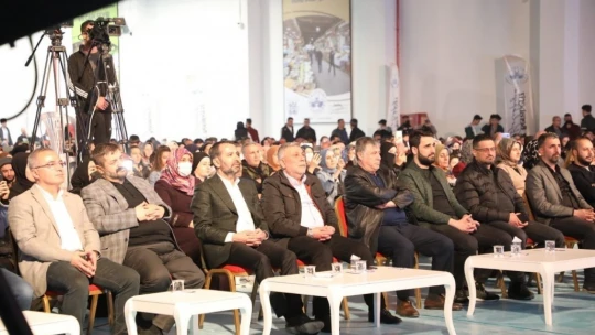 Elazığ'da Ramazan etkinliklerinin ikinci gününde Uğur Işılak sahne aldı