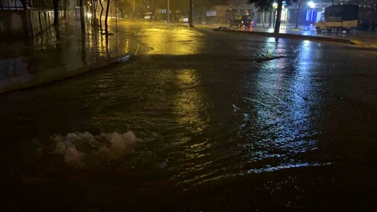 Elazığ'da sağanak etkili oldu, yollar göle döndü