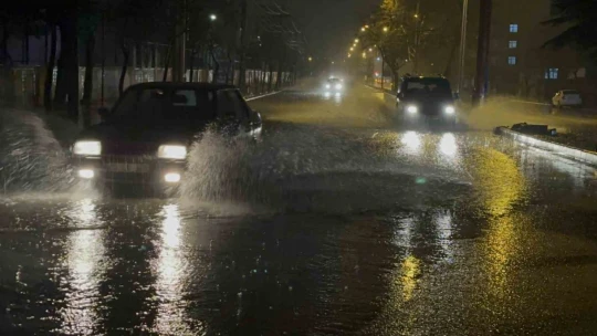 Elazığ'da sağanak etkili oldu, yollar göle döndü