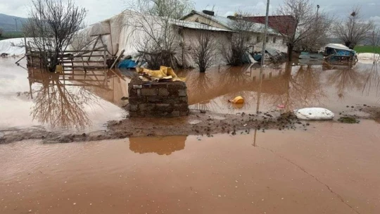 Elazığ'da sağanak sonrası evler ve tarım arazileri sular altında kaldı