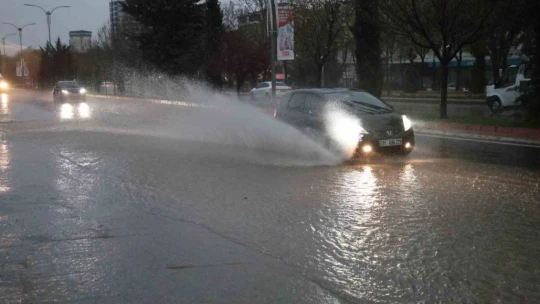 Elazığ'da sağanak yağış etkili oldu