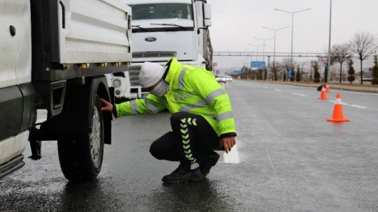 Elazığ'da şehirler arası yollarda kış lastiği denetimi, kar lastiği olmayana izin verilmiyor