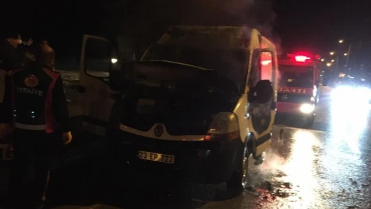 Elazığ'da seyir halindeki minibüs yandı