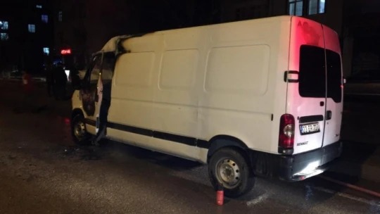 Elazığ'da seyir halindeki minibüs yandı